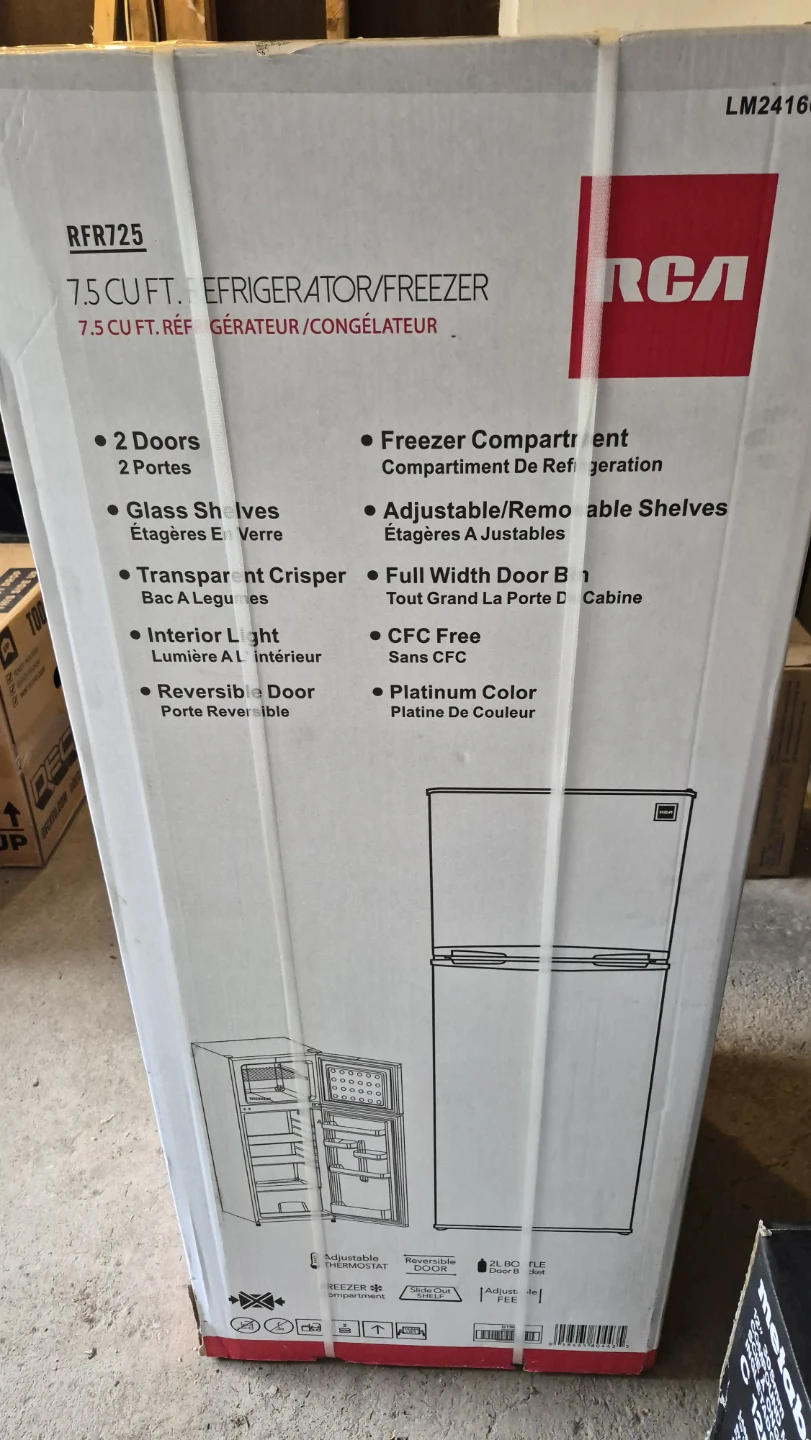 NEW RCA 7.5 cu ft Refrigerator/Freezer w reversible door RFR725 - photo 4