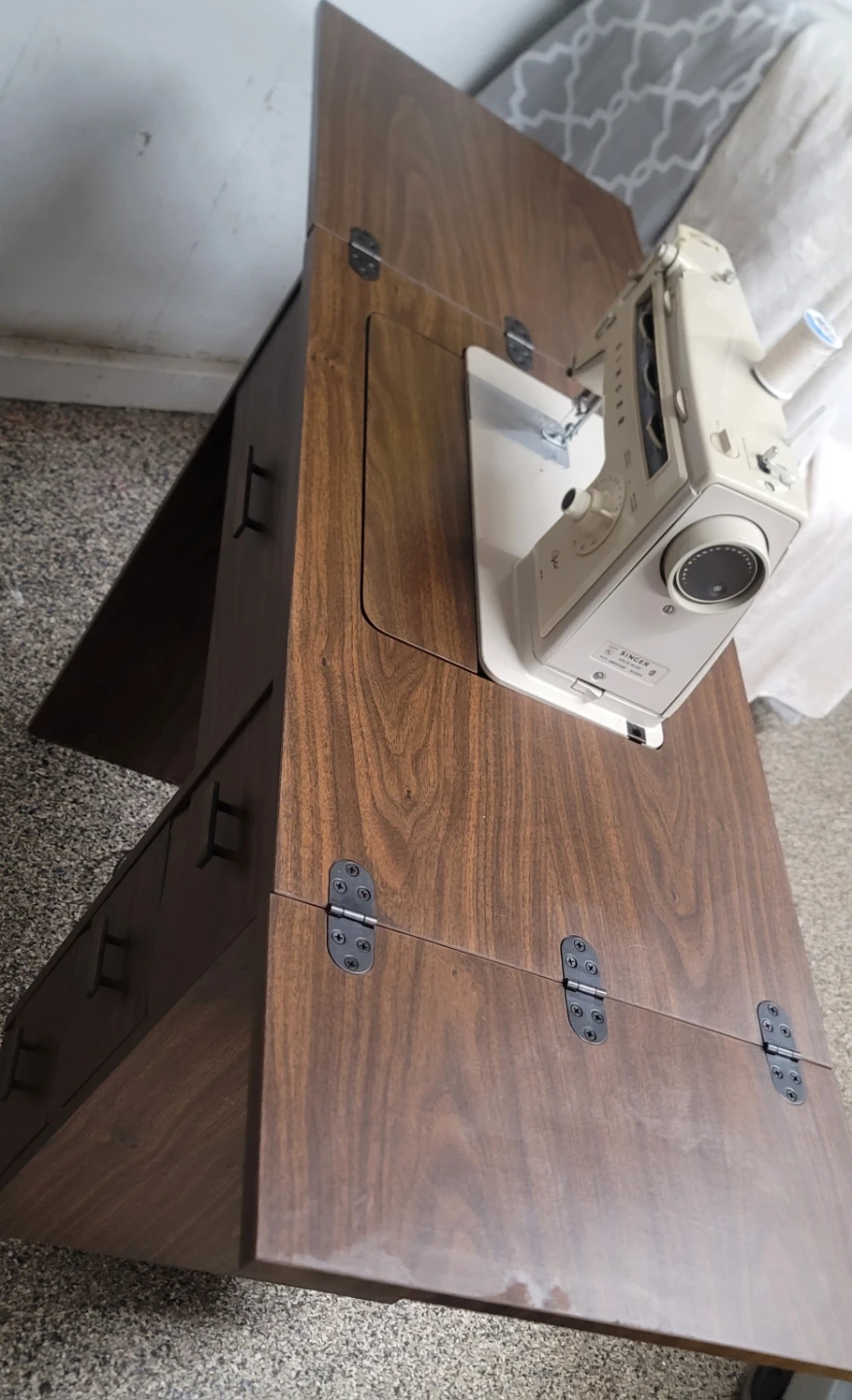 Singer Sewing Machine with Foldable Table - photo 3