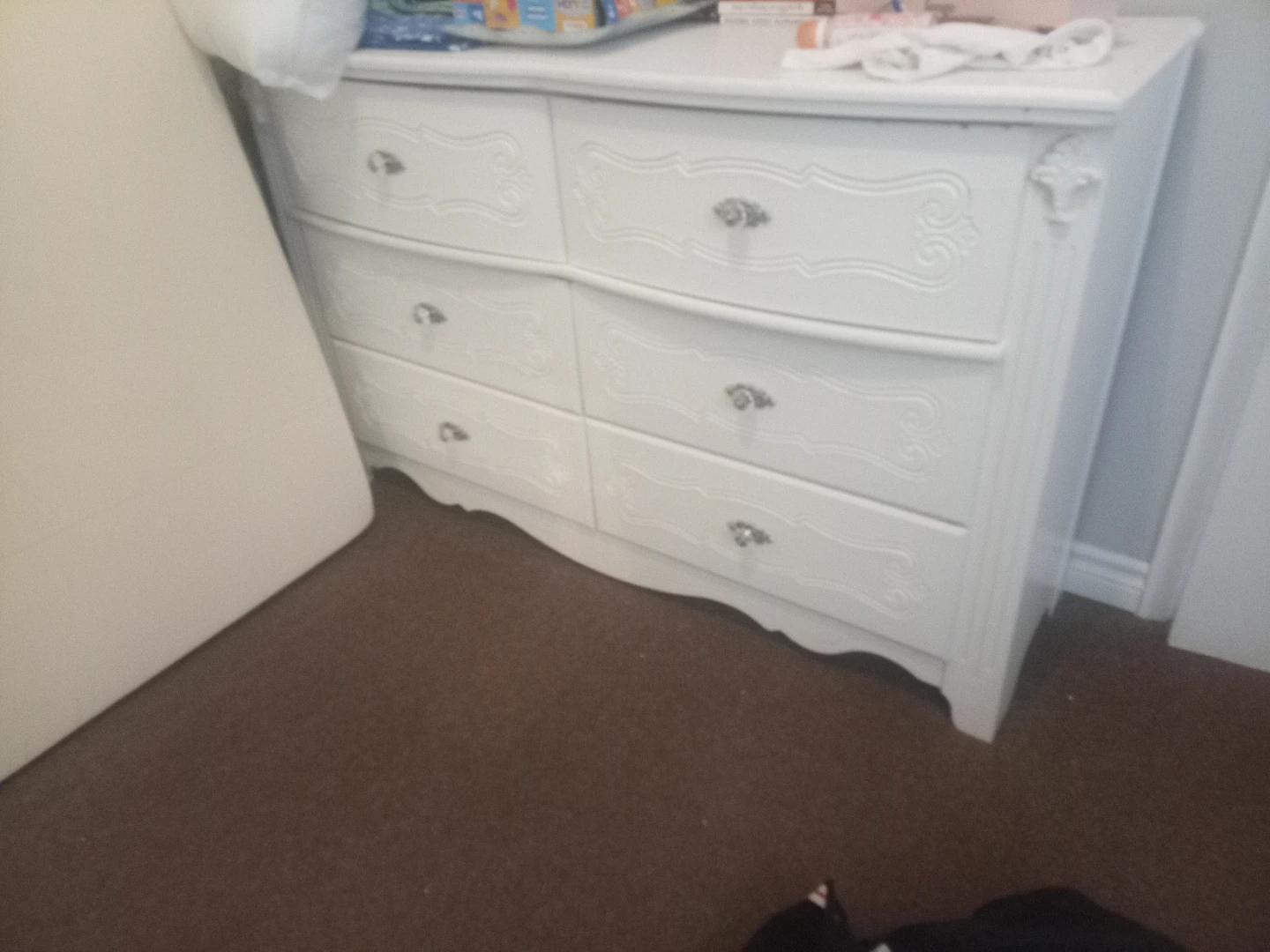 Like new 6 drawer dresser no marks or dents on it.