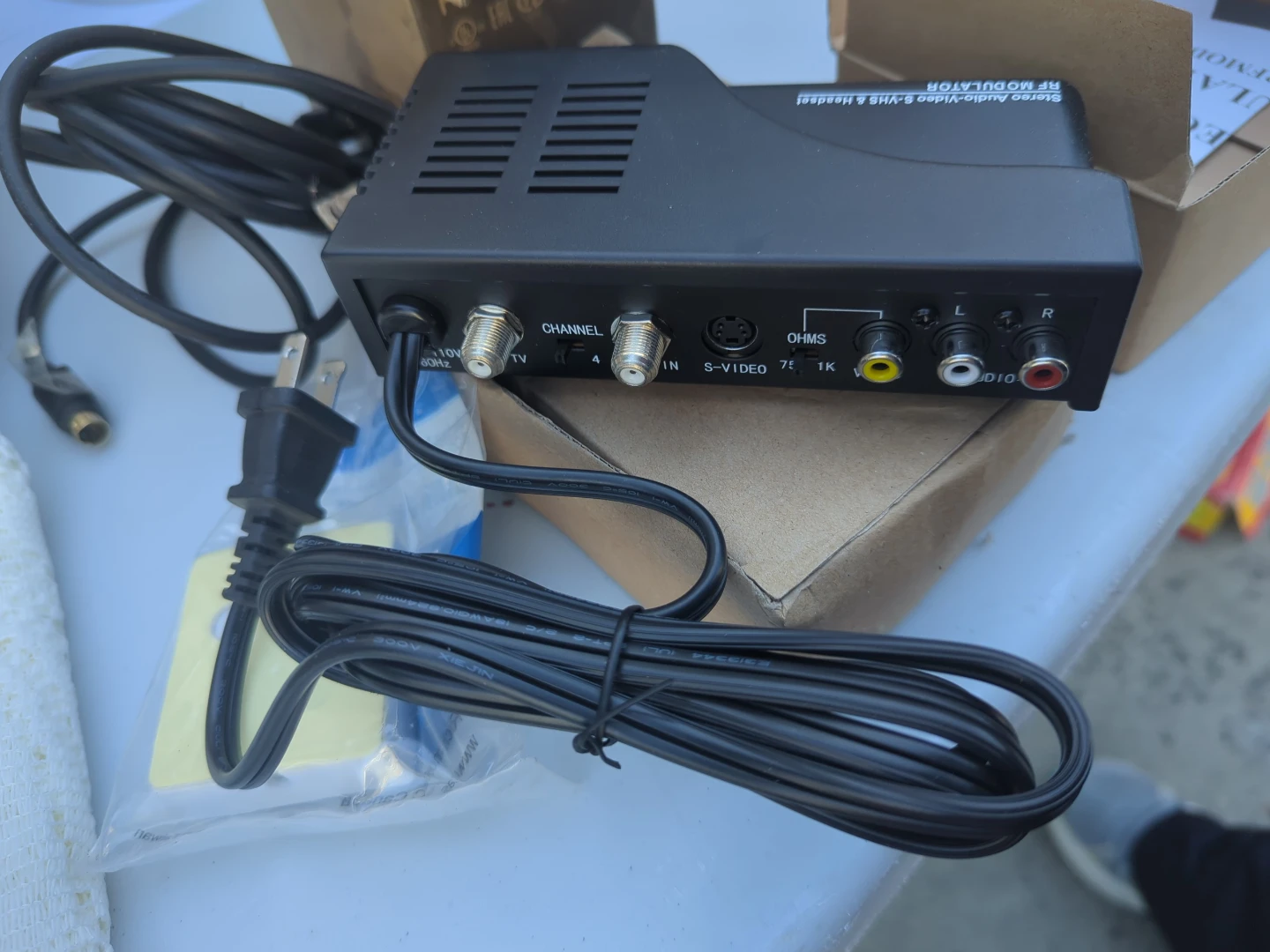 Stereo Audio-Video S-VHS & Headset RF Modulator - photo 3