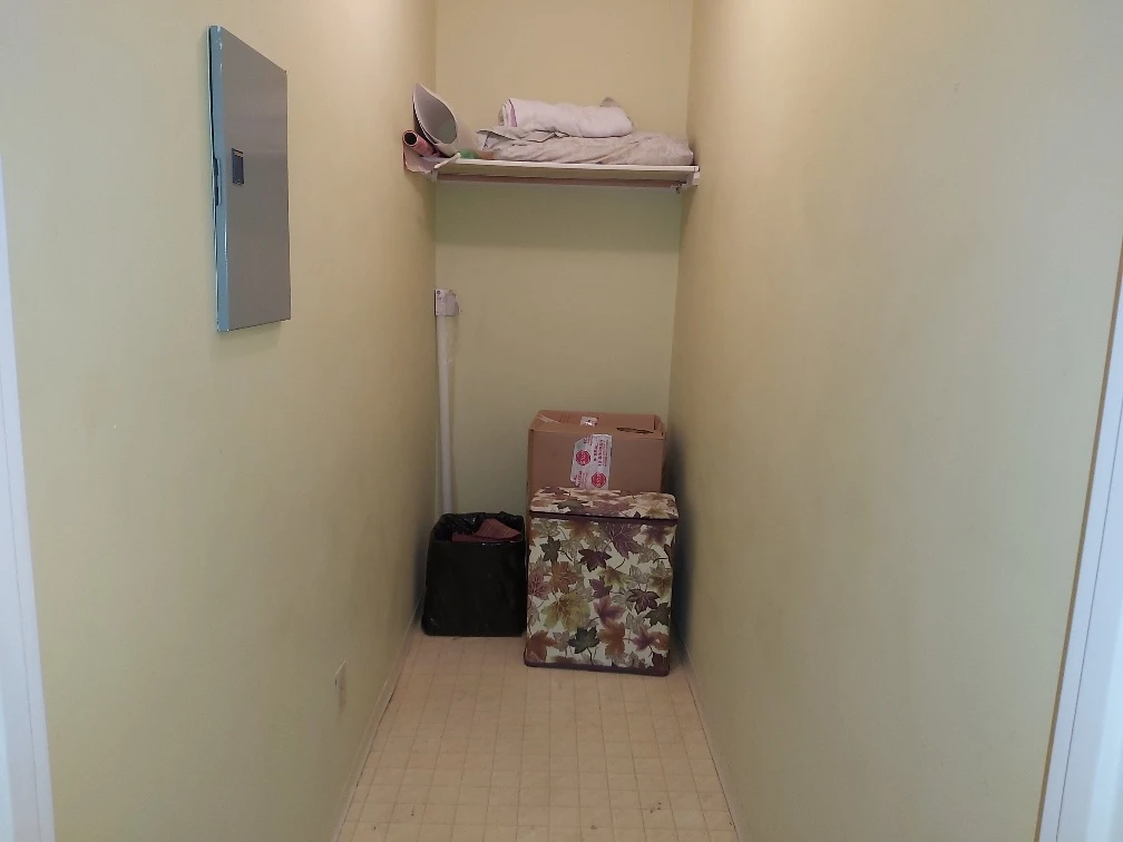 + Den for Rent | King George SkyTrain | $850 - photo 2