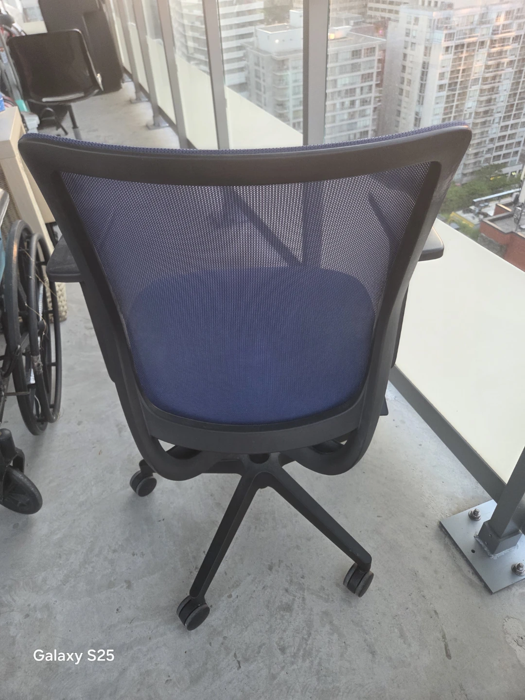 Blue Mesh Office Chair with Arms - photo 3