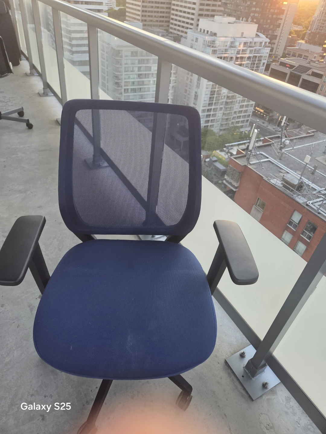 Blue Mesh Office Chair with Arms - photo 4