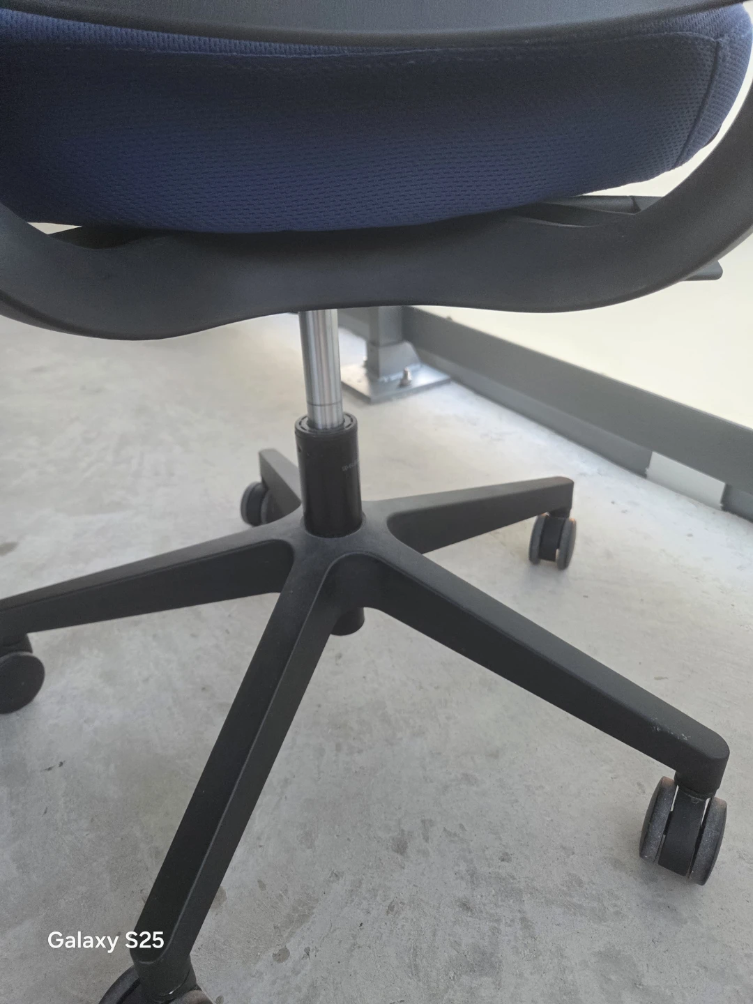 Blue Mesh Office Chair with Arms - photo 5