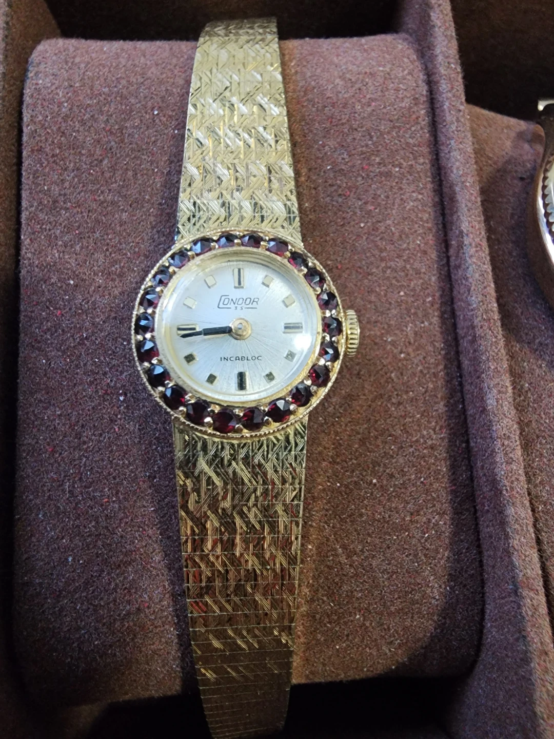 ⚽ Condor 35 Women's Gold Tone Watch with Garnet Bezel