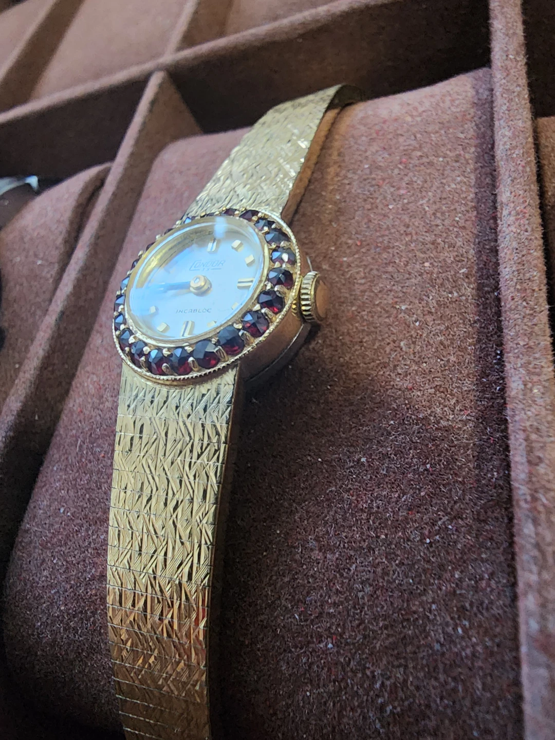 ⚽ Condor 35 Women's Gold Tone Watch with Garnet Bezel - photo 2