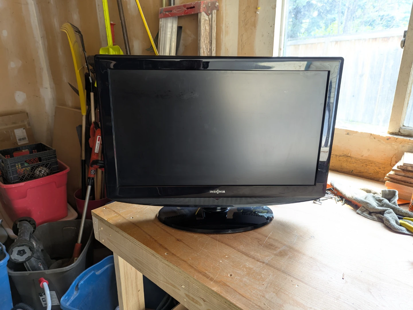 Insignia 26 in LCD Flat Screen TV