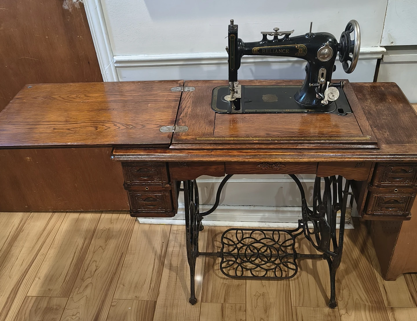 Reliance Sewing Machine with Wooden Cabinet - photo 3