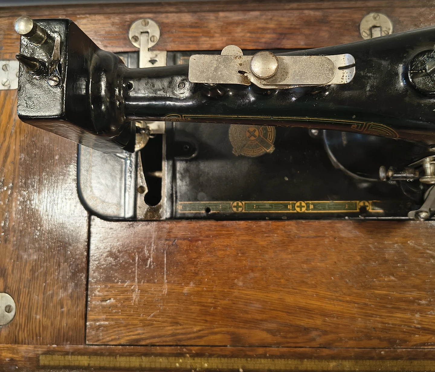 Reliance Sewing Machine with Wooden Cabinet - photo 4