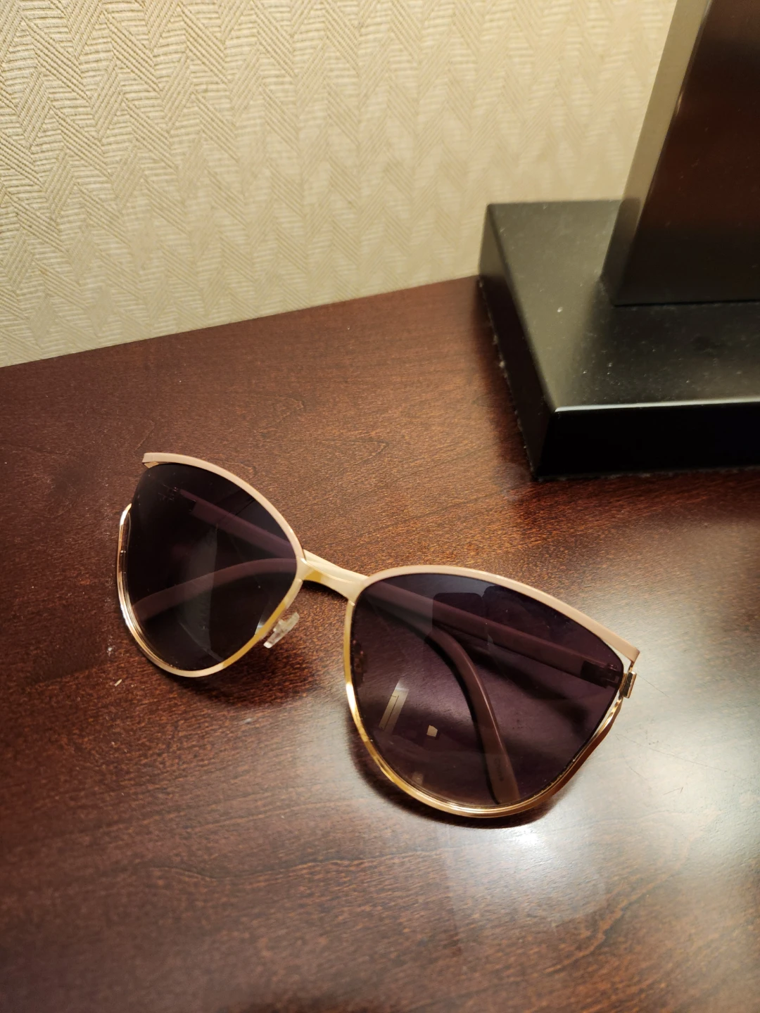 Gold Cat-Eye Sunglasses ⚽