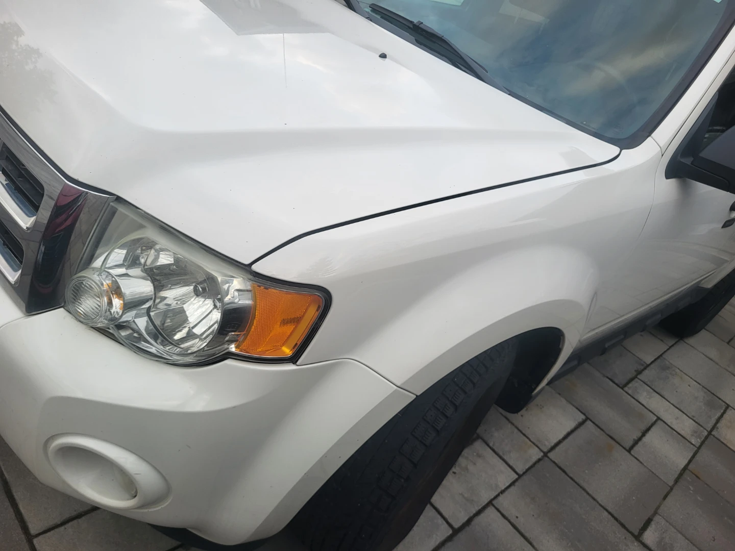 White Ford Escape - photo 2