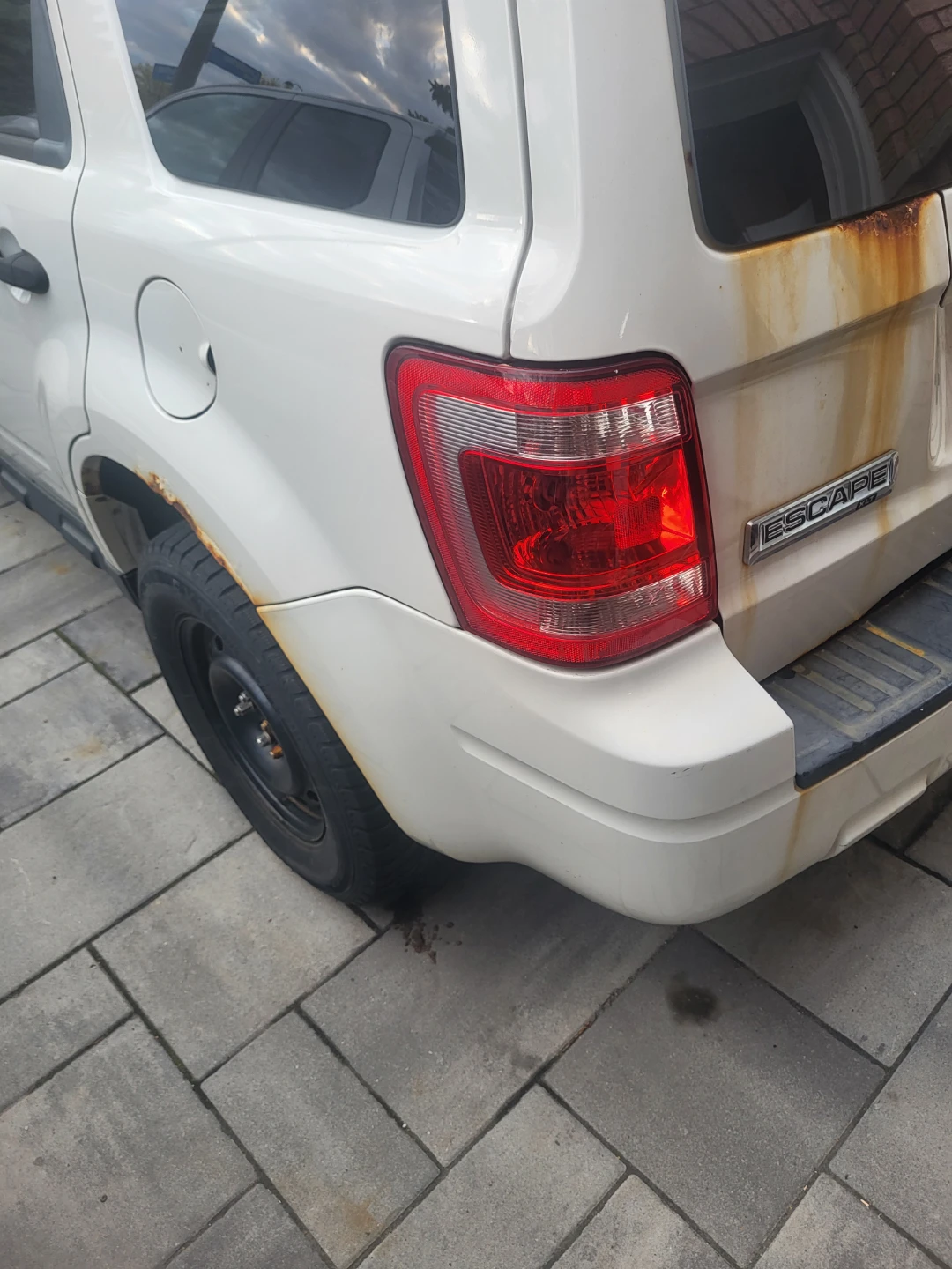 White Ford Escape - photo 5