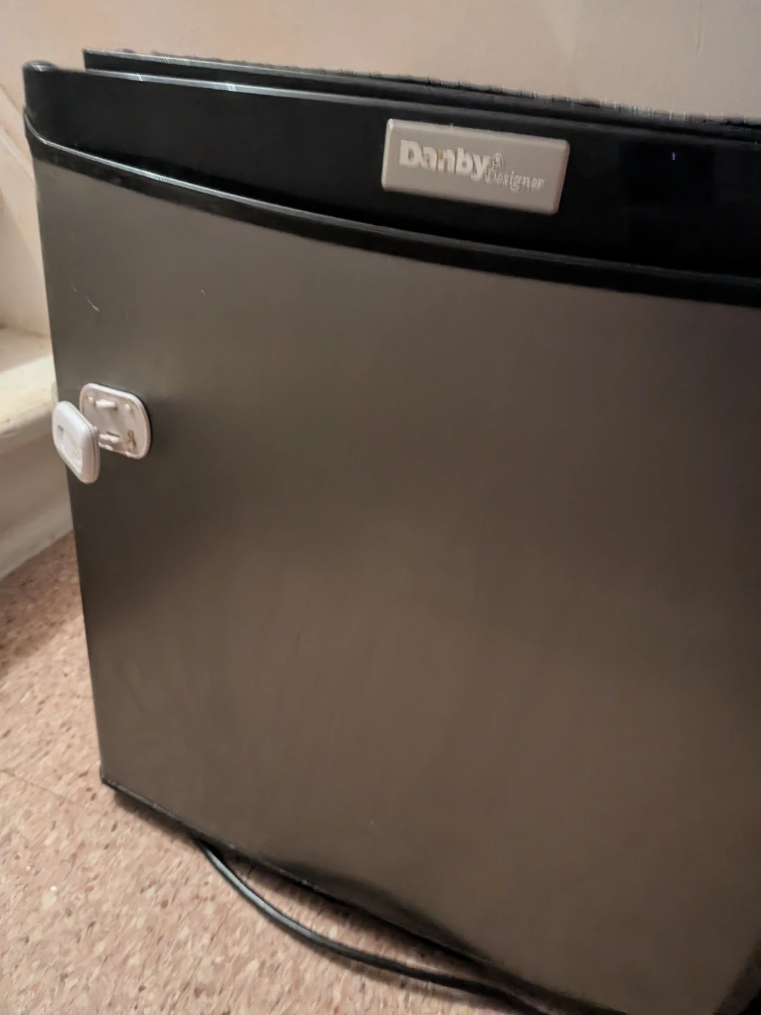 Danby Designer Mini shop Fridge *NOT pristine condition