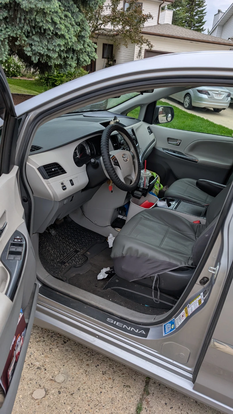 WOW- 2012 Toyota Sienna SE FCFS - photo 5