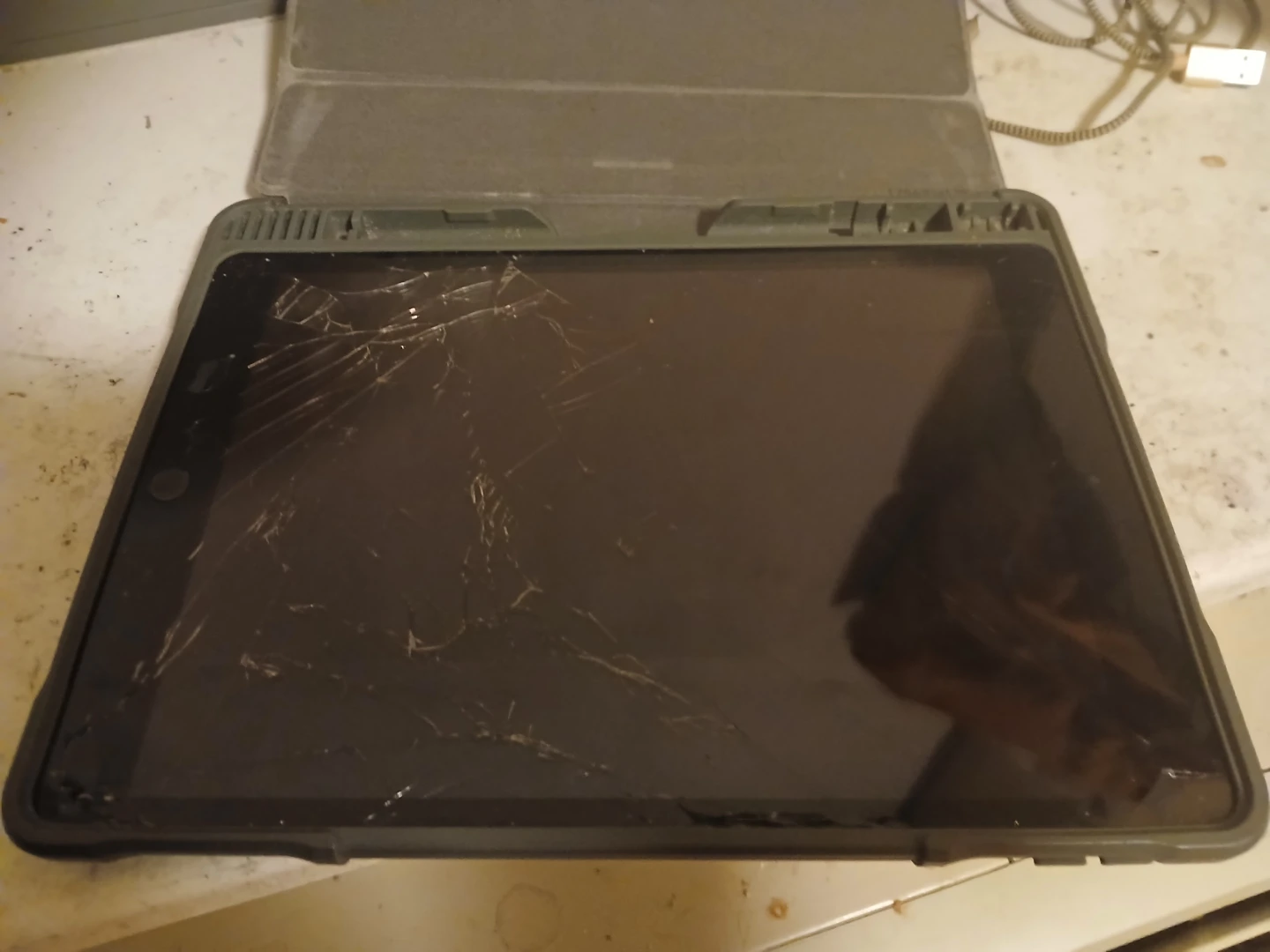Tablet with Cracked Screen - photo 2