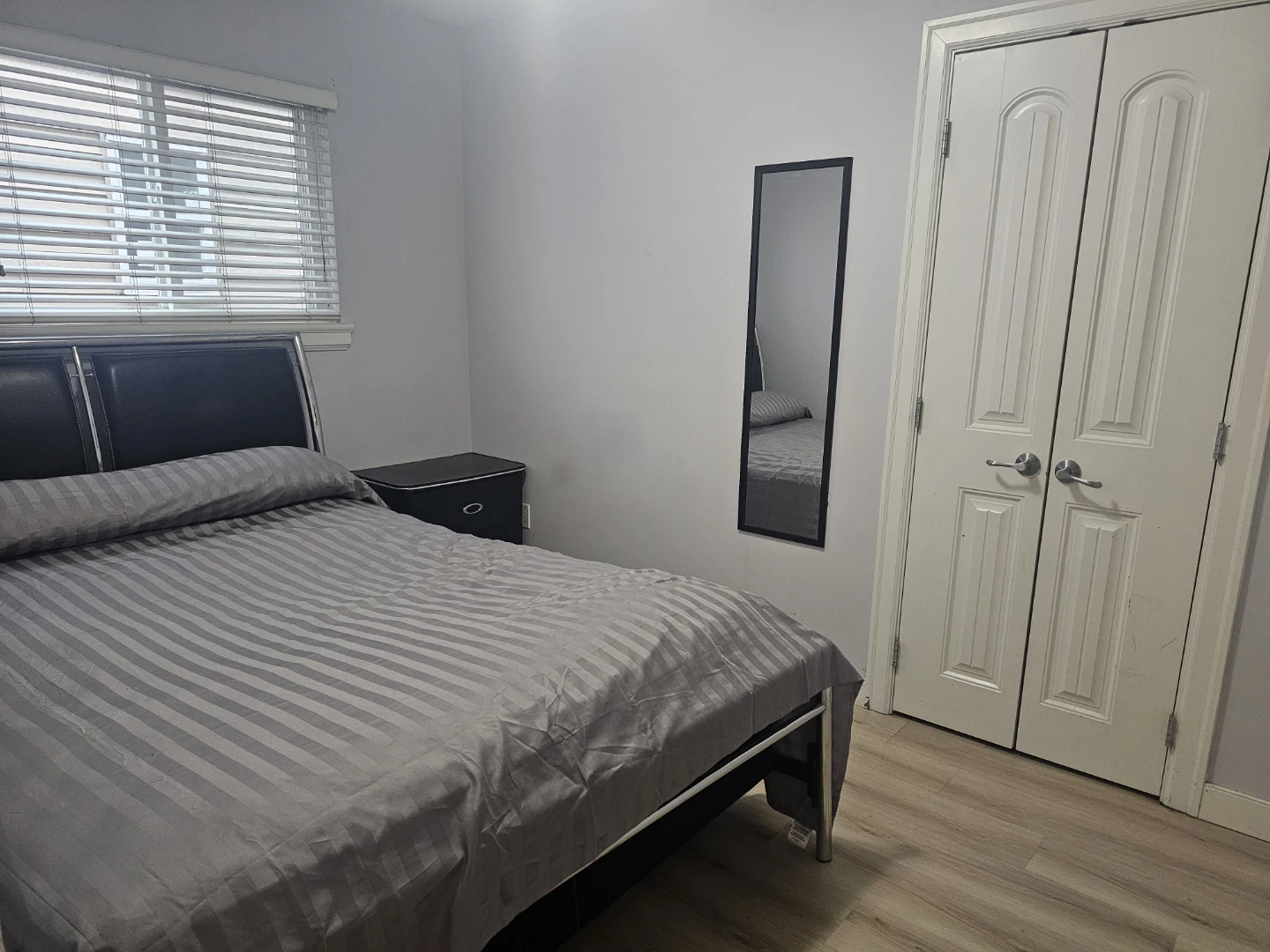 Private bedroom for rent New Westminster - photo 5