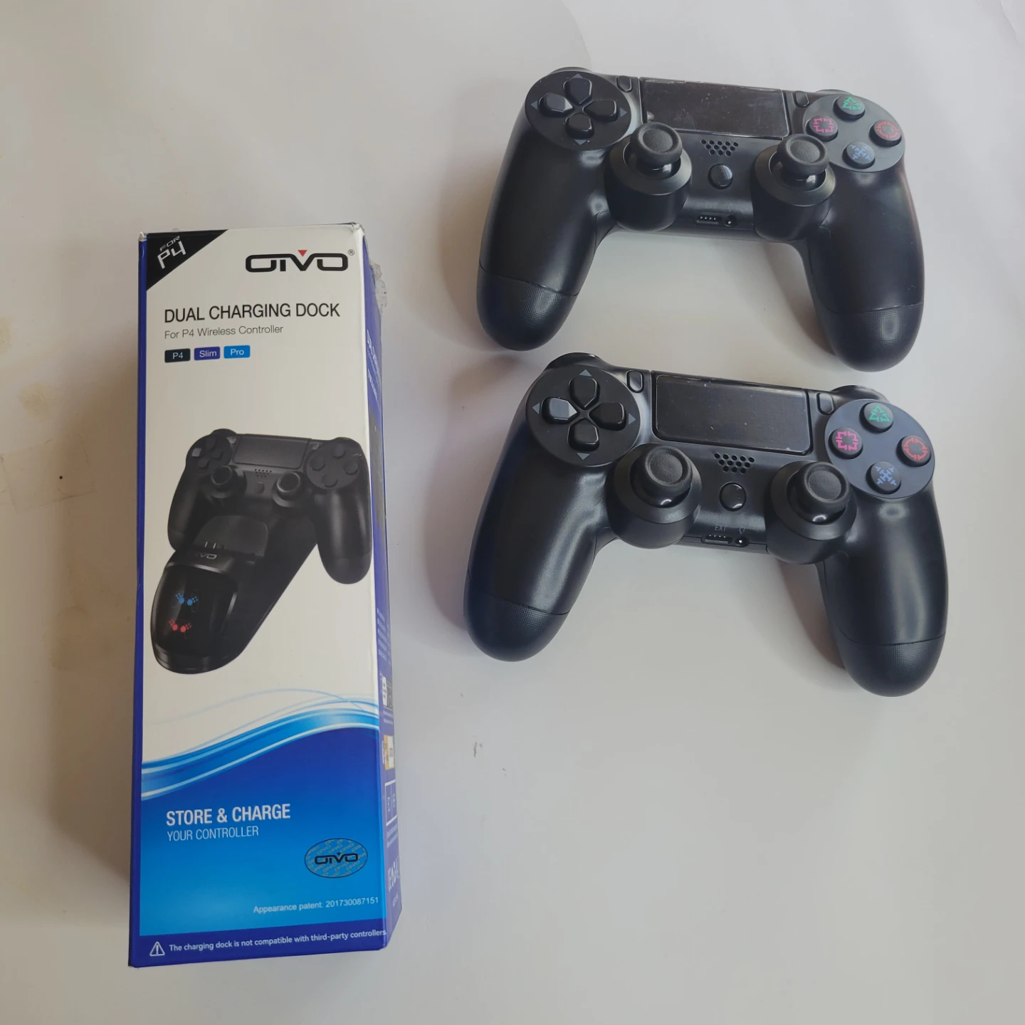 2 Black Wireless Controller for Ps4 and pc and OIVO dock