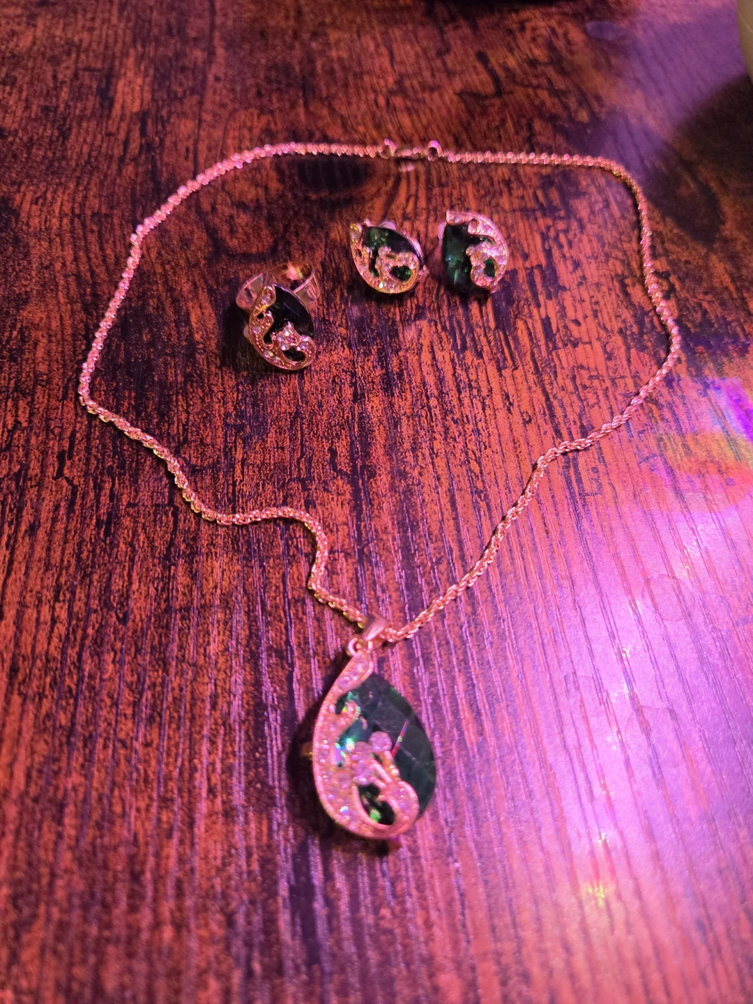 Gold coloured necklace and earring set with green stones