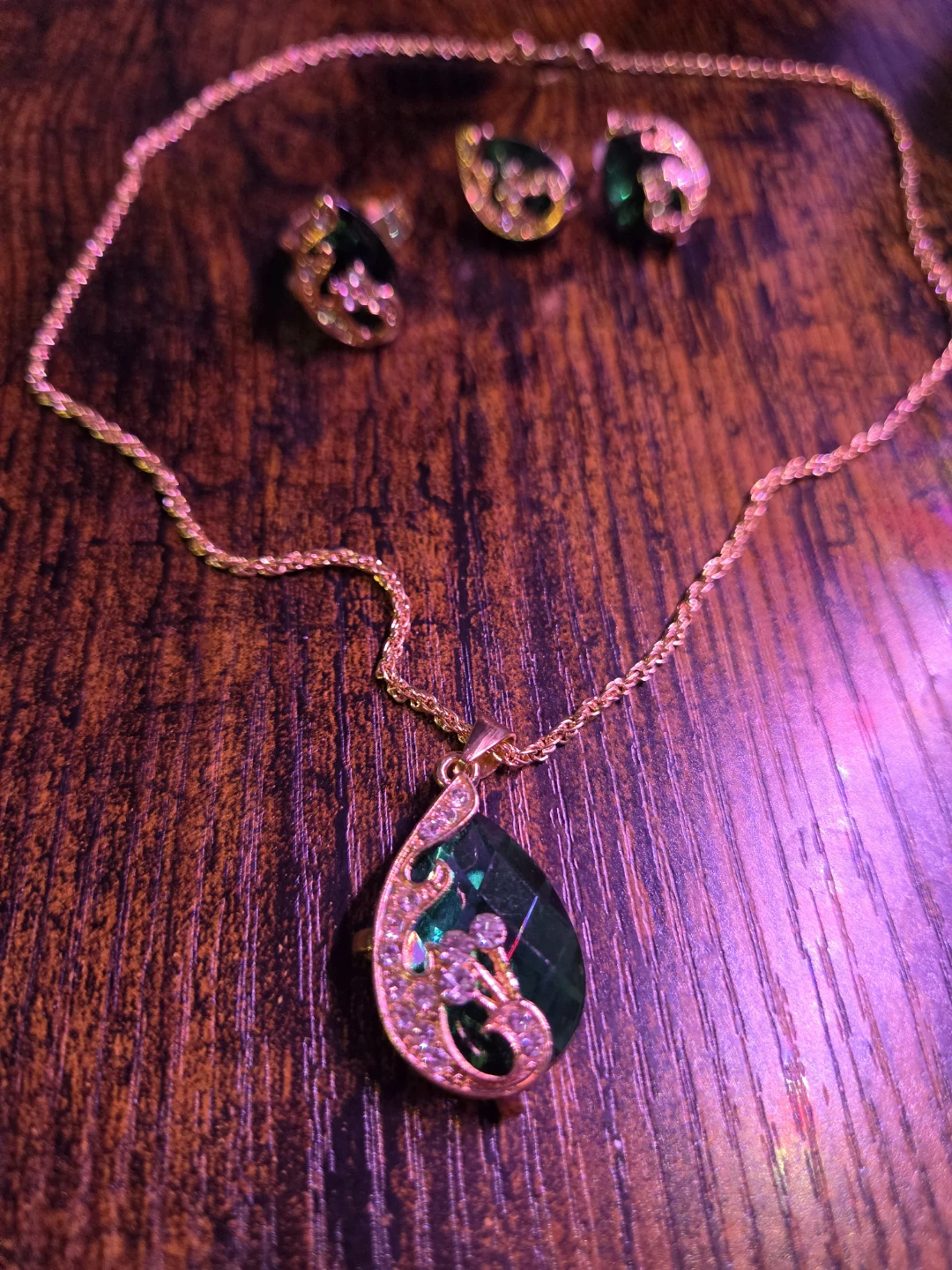 Gold coloured necklace and earring set with green stones - photo 2