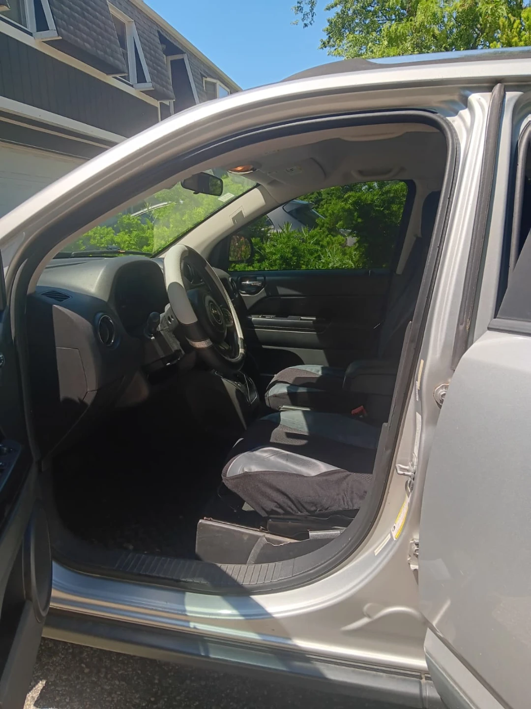 Silver Jeep Compass SUV - photo 4