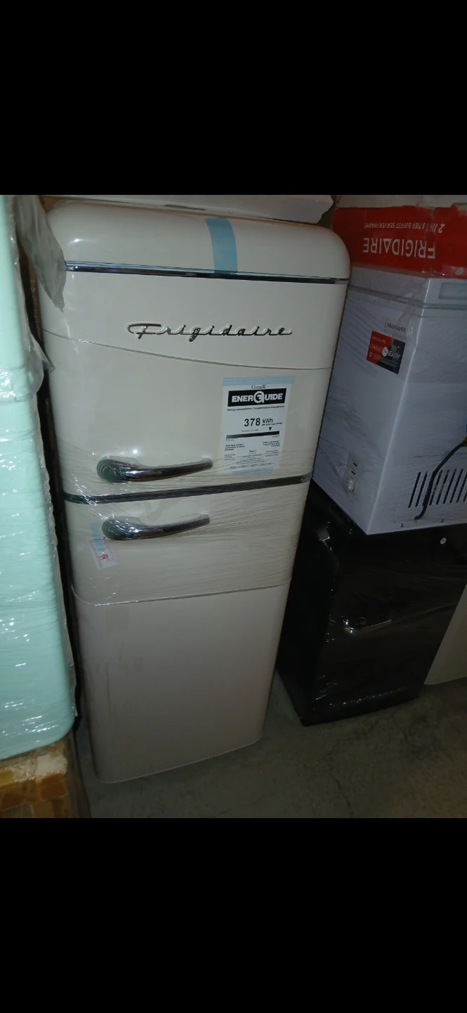Frigidaire Retro Top Mount 2-Door Refrigerator with FreezerCream - photo 2