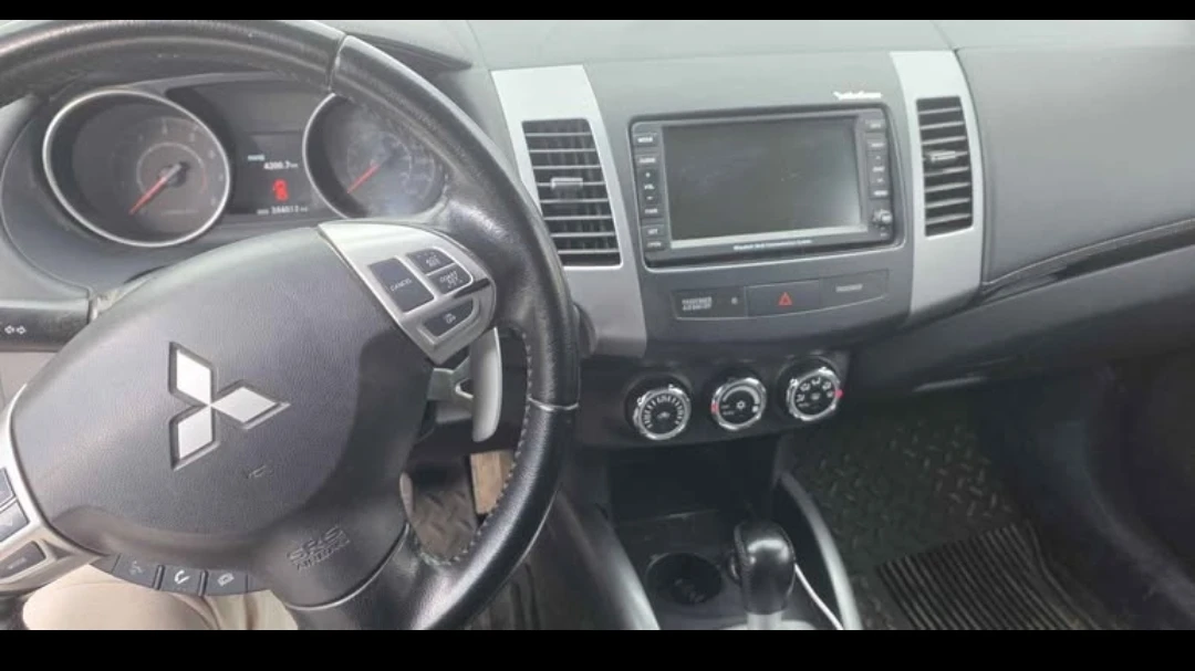 White Mitsubishi Outlander - photo 2