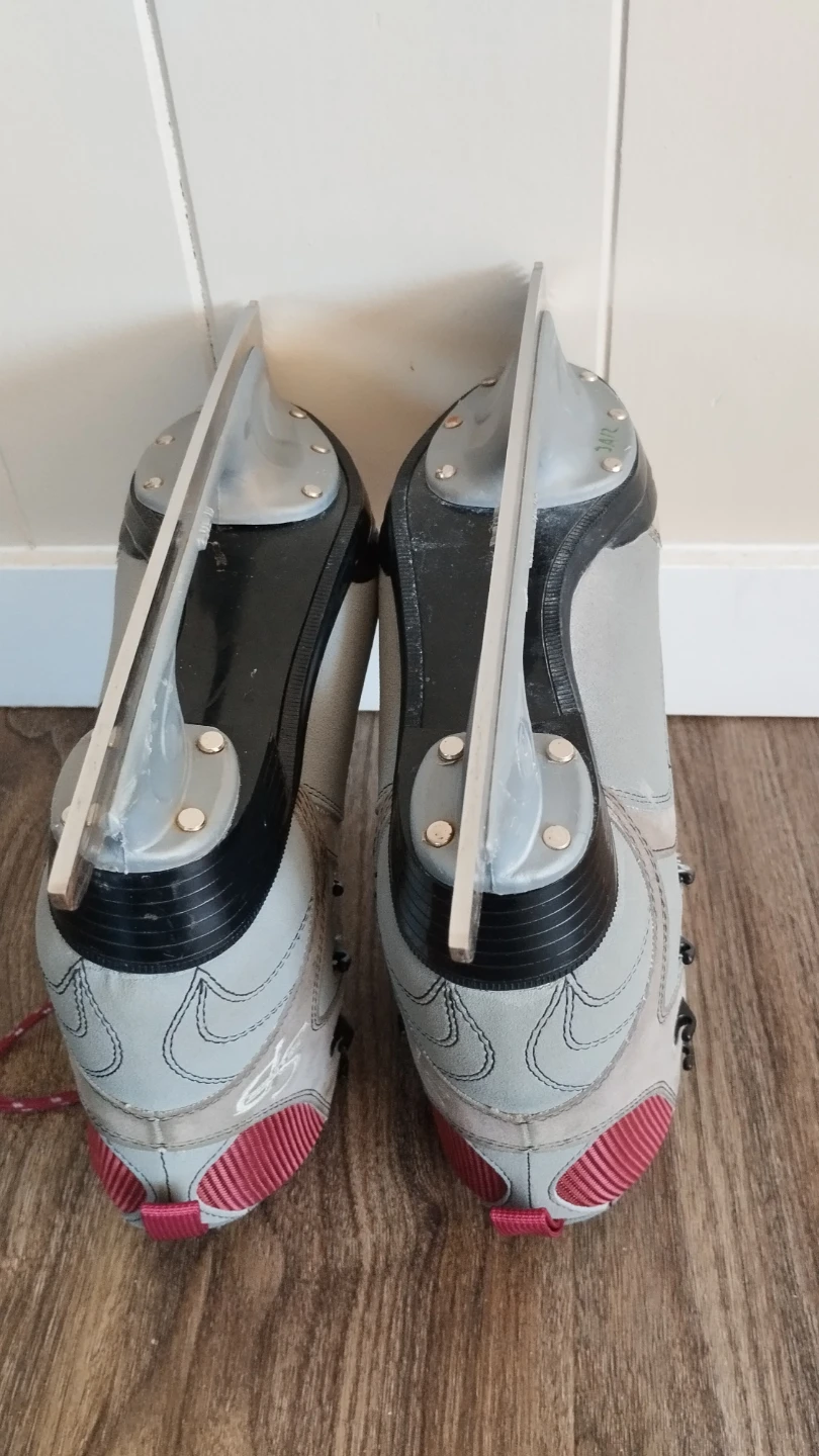 Figure skates size 8 - photo 2