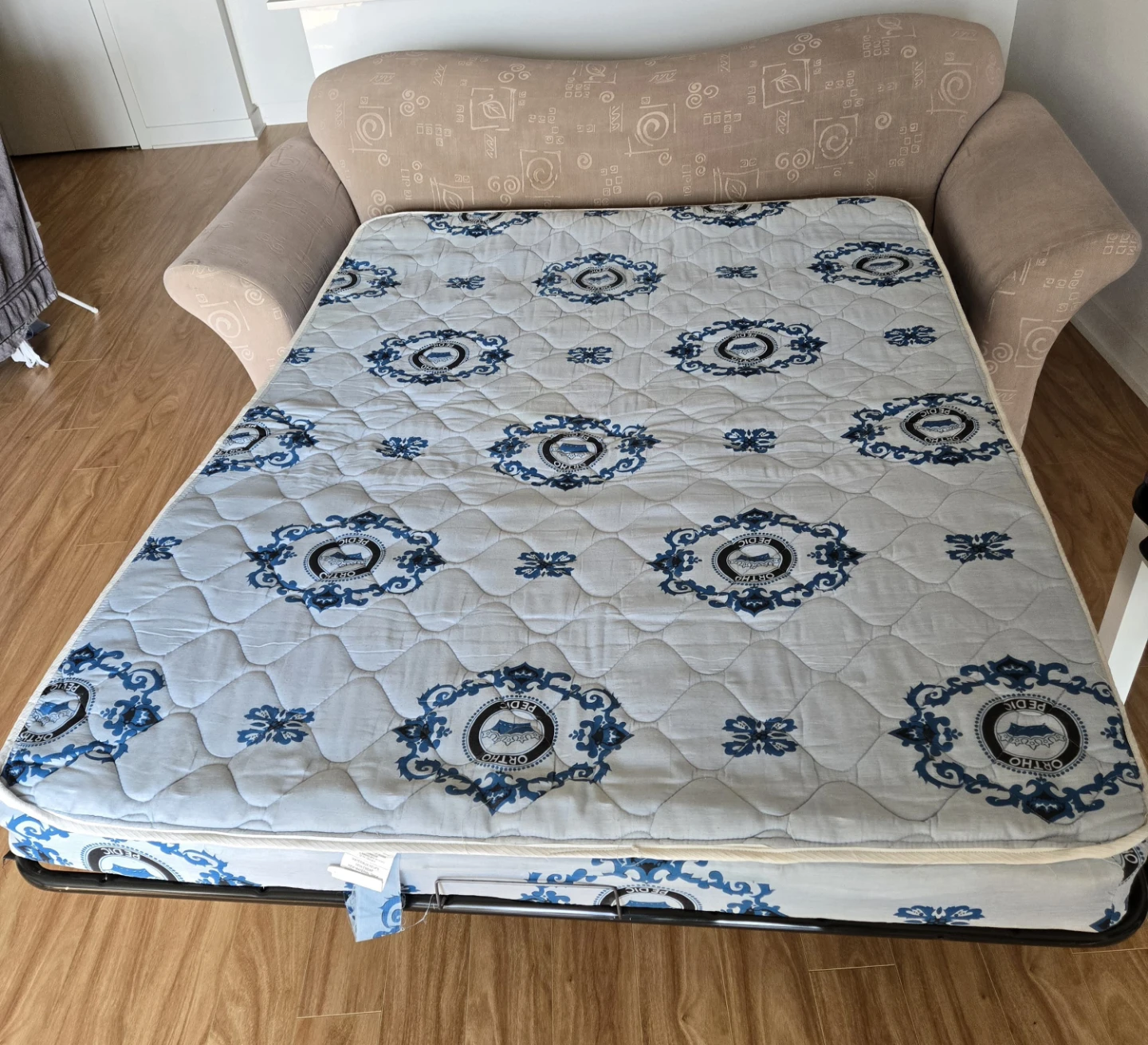 Move Out Sale! Sofa with pull out bed - photo 3