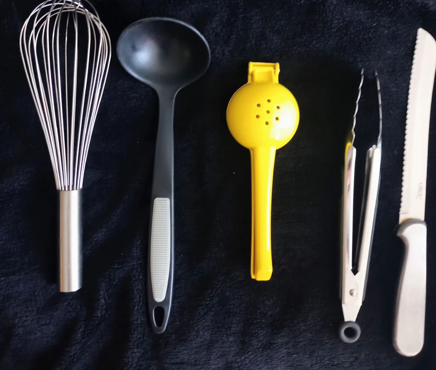 Whisk, Ladle, Tongs, Knife & Citrus Juicer⚽