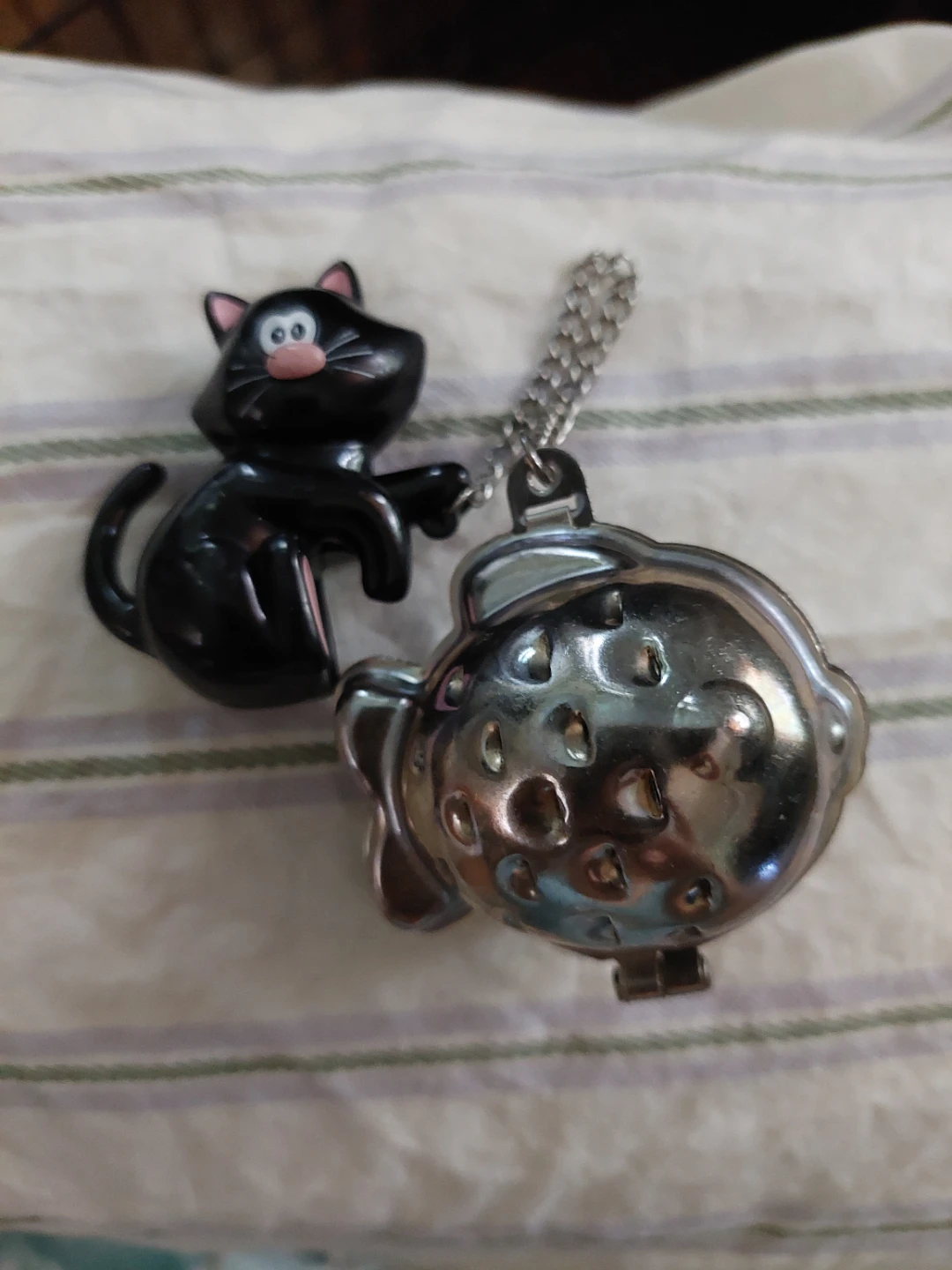⚽️ Super cute Tea Infuser - Cat Holder w a dangling Fish infuser