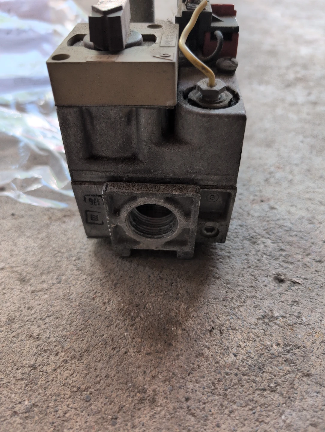 jandy pool heater Honeywell VS820H Natural Gas Valve - photo 3