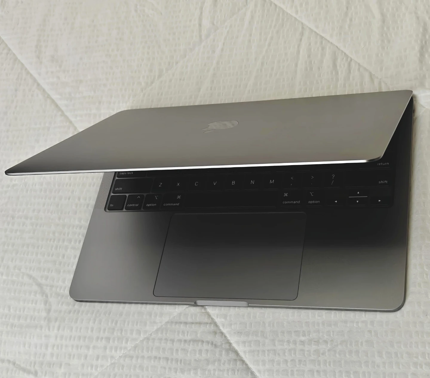 MacBook Pro 13 In (2020) – i5/16GB RAM / 256GB SSD - Excellent - photo 3