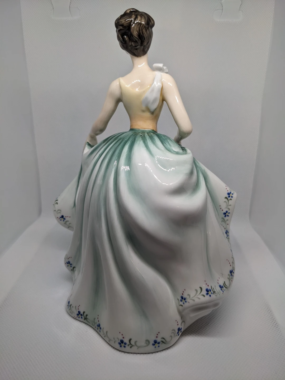 Royal Doulton "Cynthia" Vintage Figure - photo 3