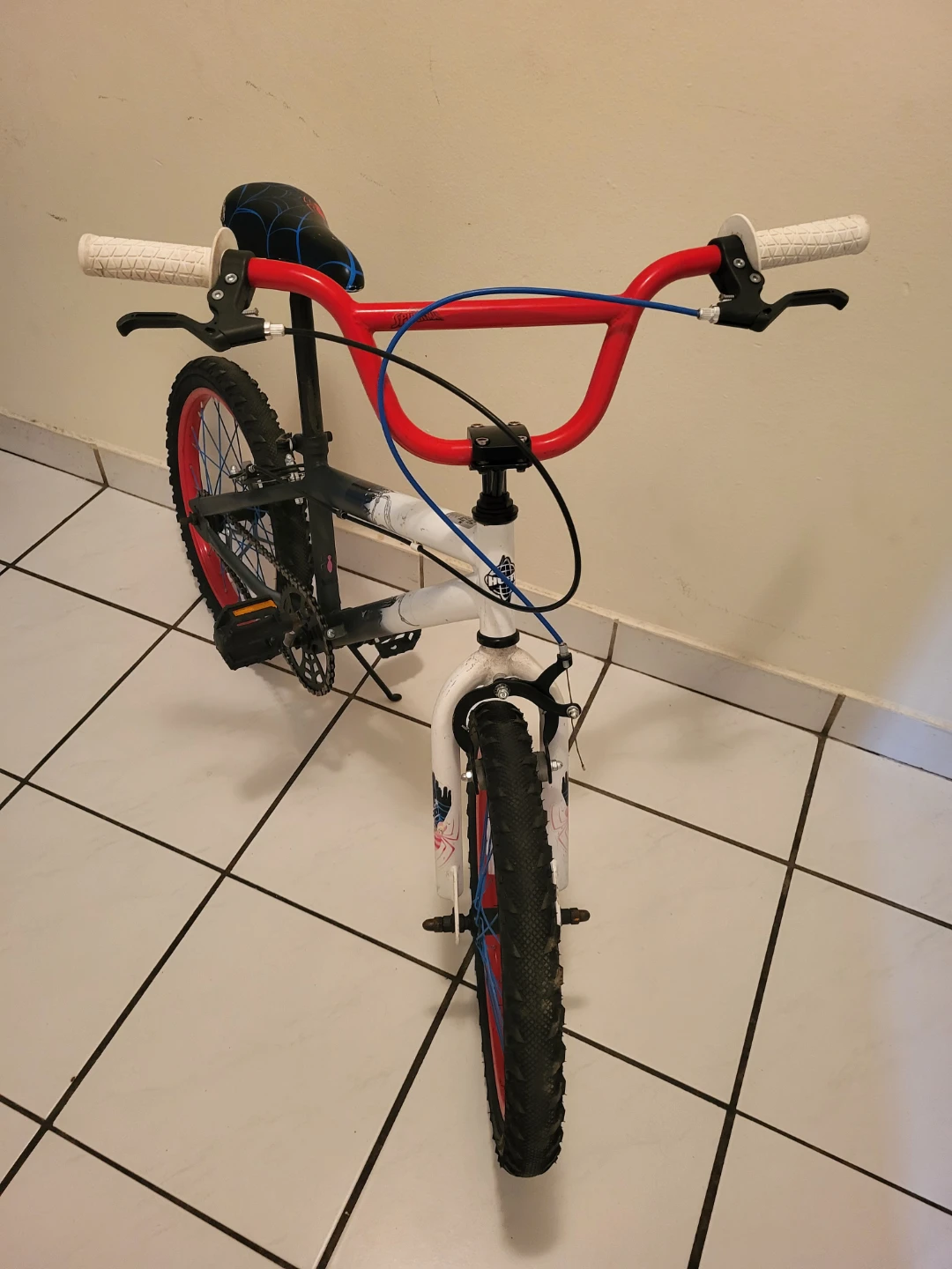 Huffy Marvel® Spider-Man® 18” Bike + Helmet & Pads Bundle! - photo 4