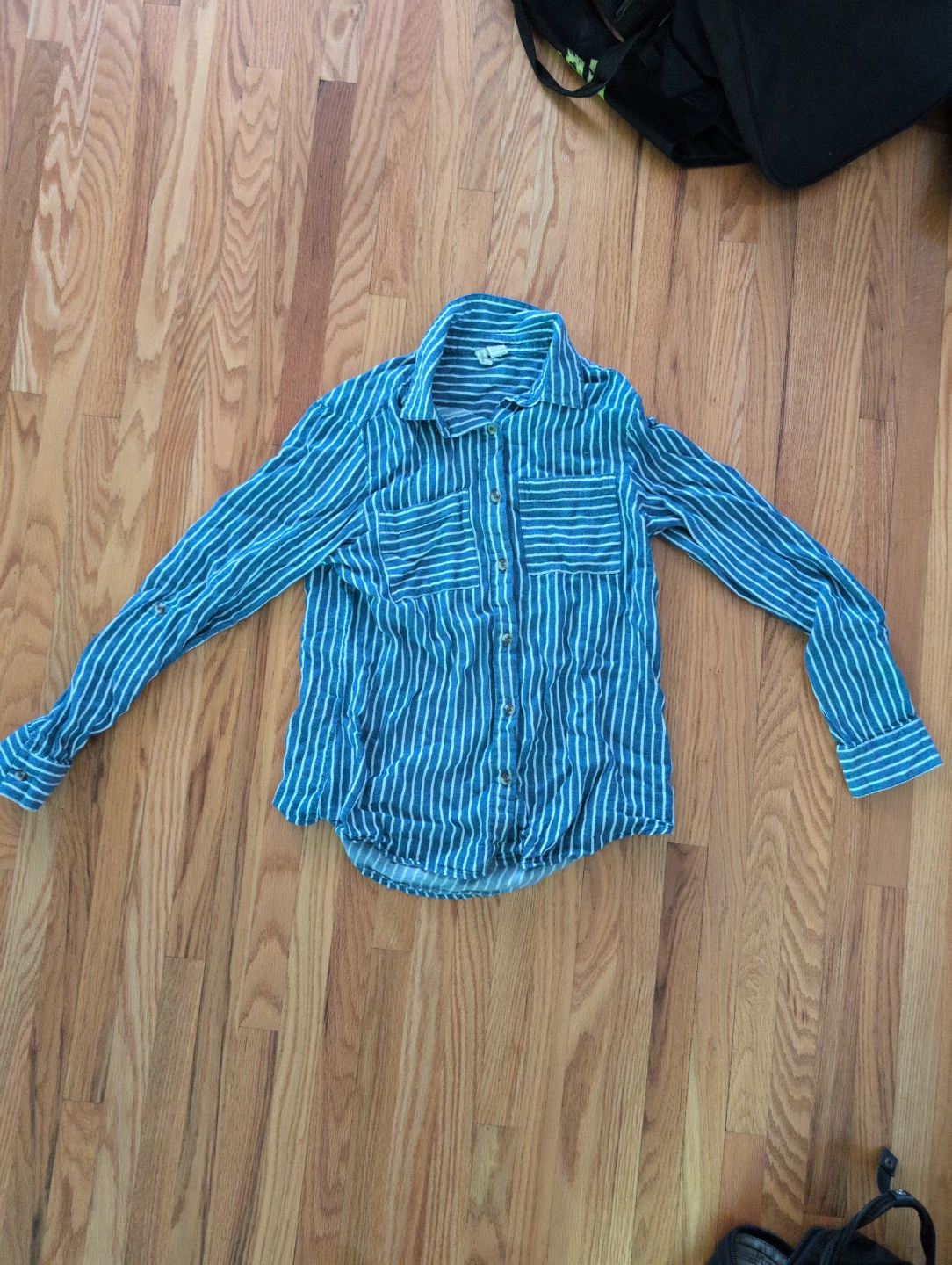 Blue and white striped button-up shirt ⚽