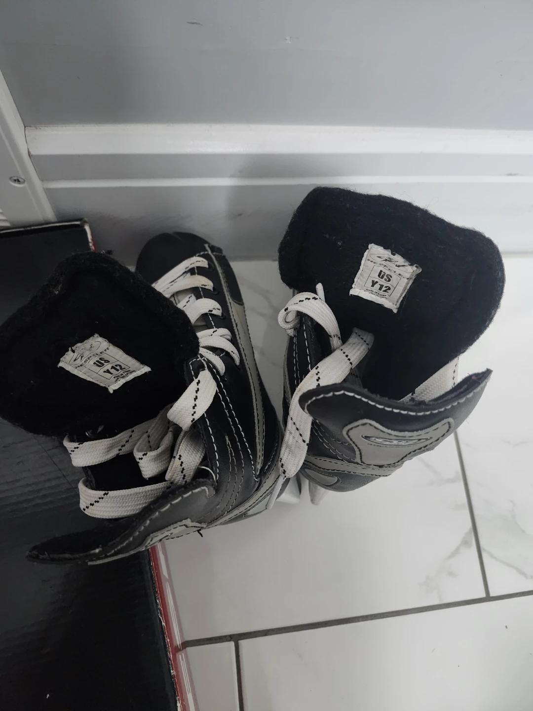 Hockey Skates Youth Size Y12 - photo 2