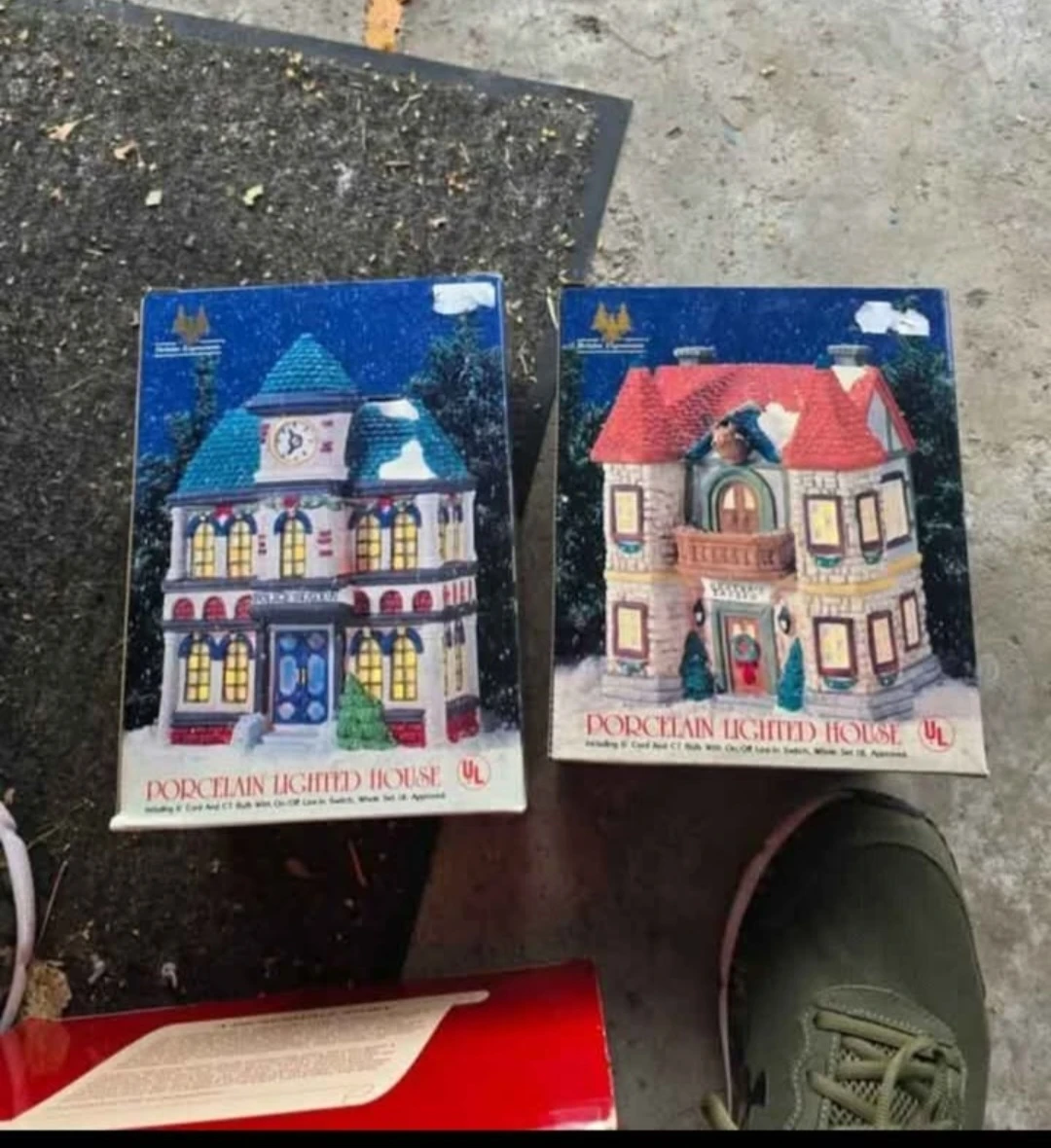 Lemax Dickensvale Porcelain Lighted Houses & Village Accessories - photo 3