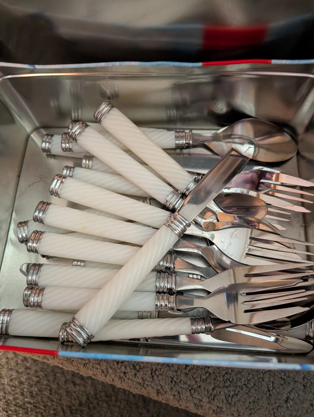 Set of 4 Cutlery with White Twisted Handles