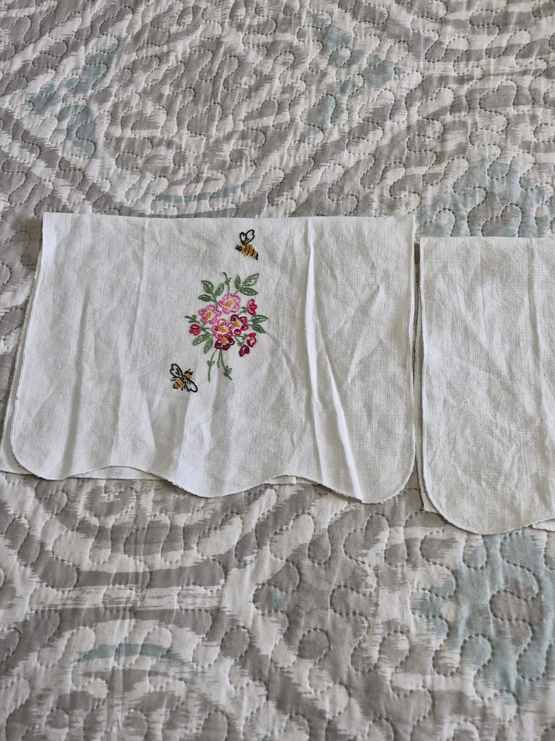 Pair of Beautiful Vintage 18 x 12" Embroidered Table Decor - photo 4