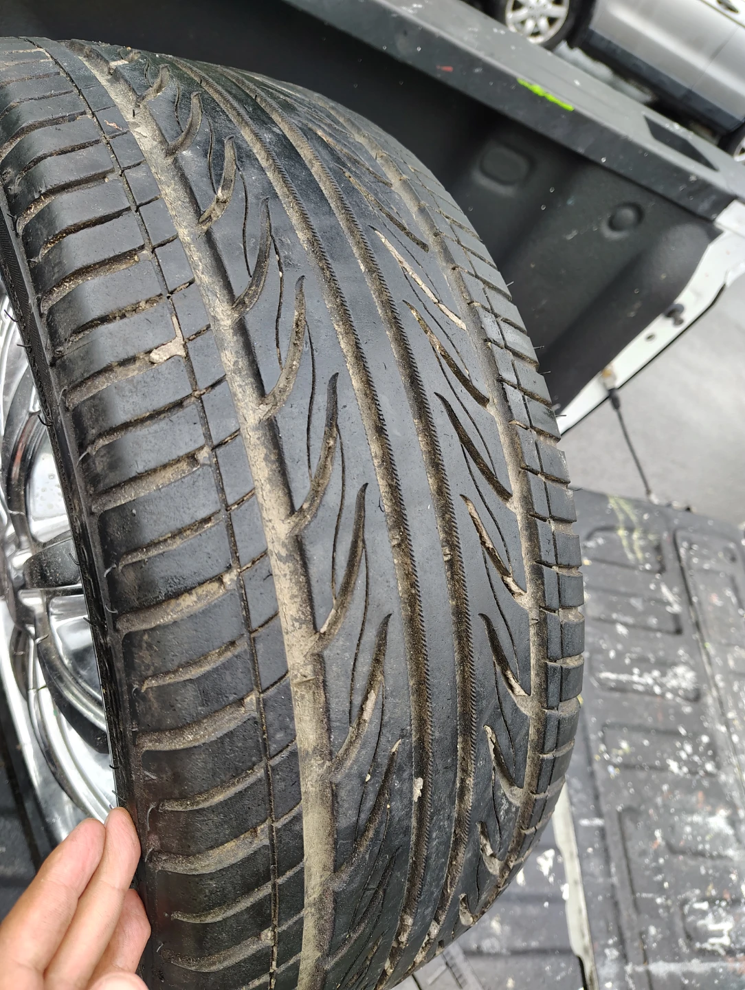 Set of 4 Thunder D7 Tires 225/40ZR18 - photo 3