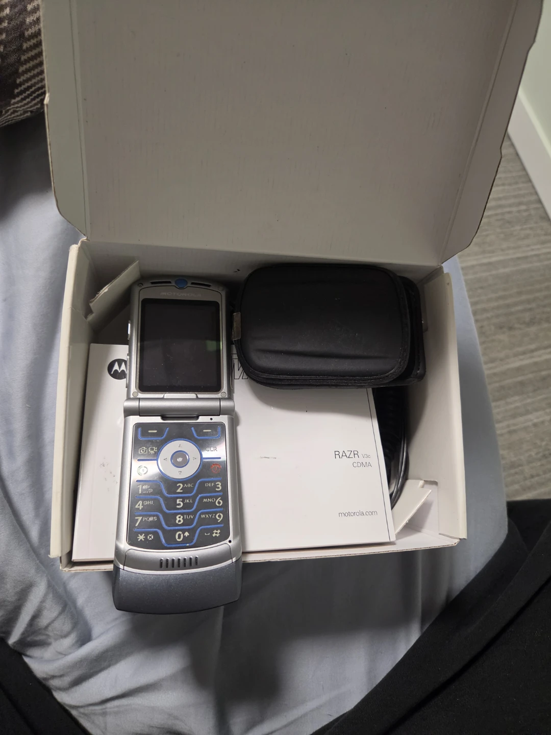 Motorola RAZR V3c Phone with TELUS - photo 2