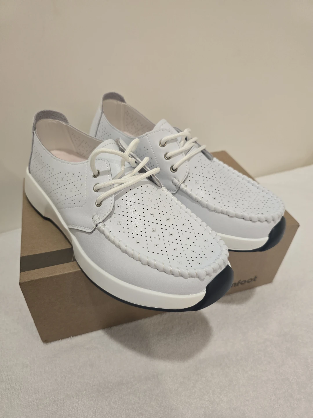 New Women's White Comfort Walking Shoes - Size 9.5 - photo 2