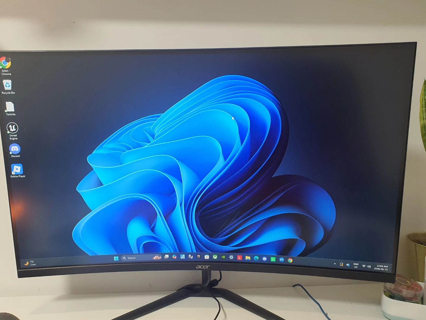 Lenovo LOQ Gaming PC + Acer 32" Curved Gaming Monitor - photo 2