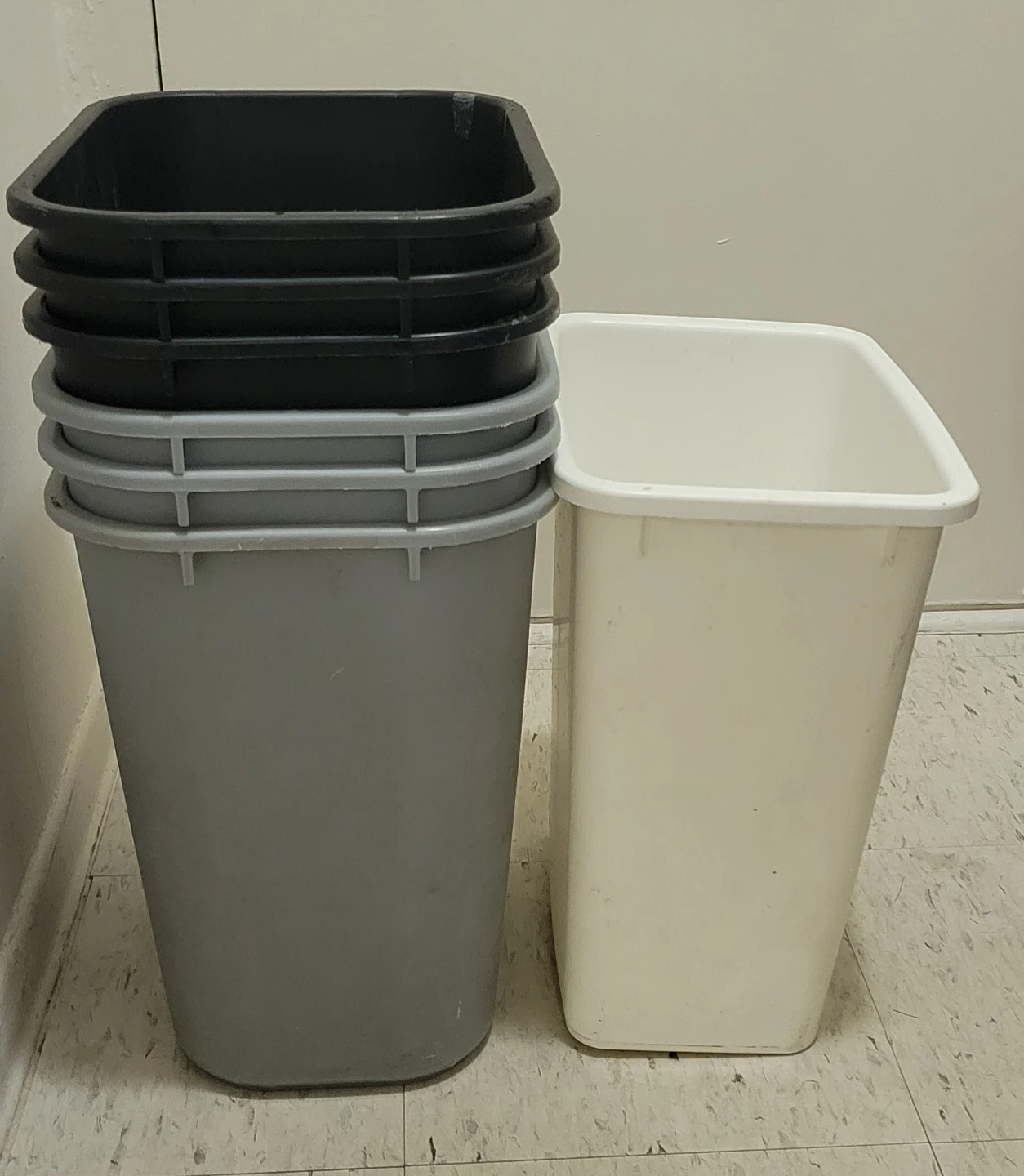 Assorted Plastic Trash Cans ⚽ - photo 3