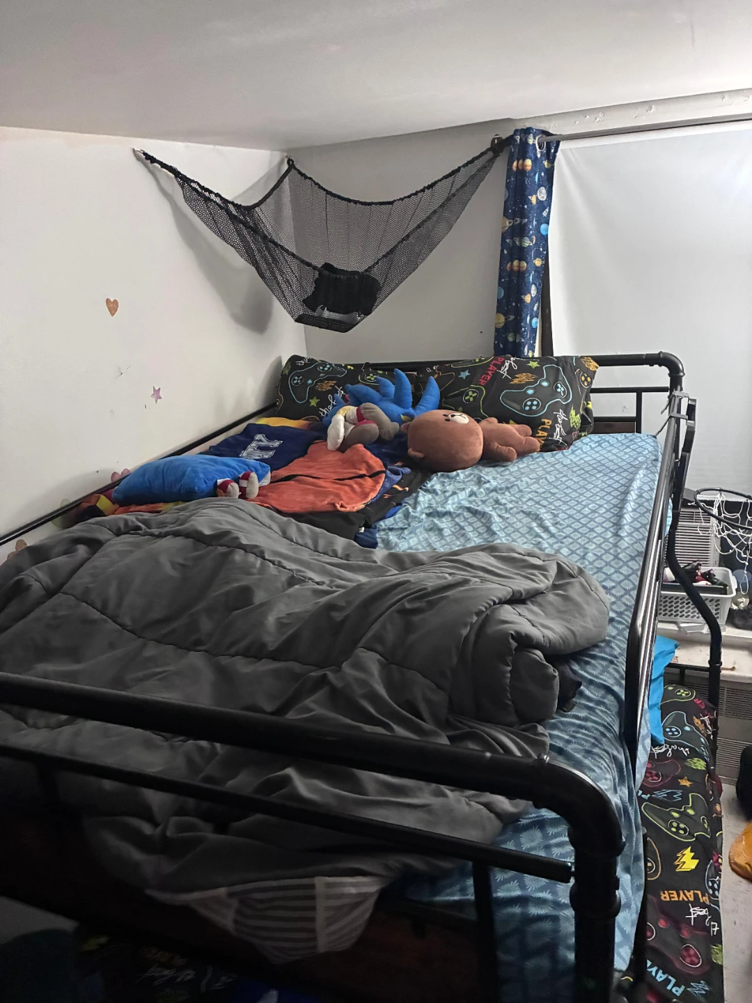 Full size over queen size bunk bed. Heavy duty metal