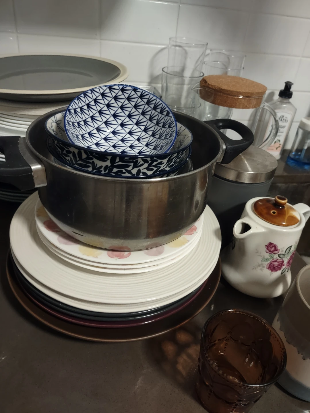 (moving)Kitchenware set with pot, bowls, plates