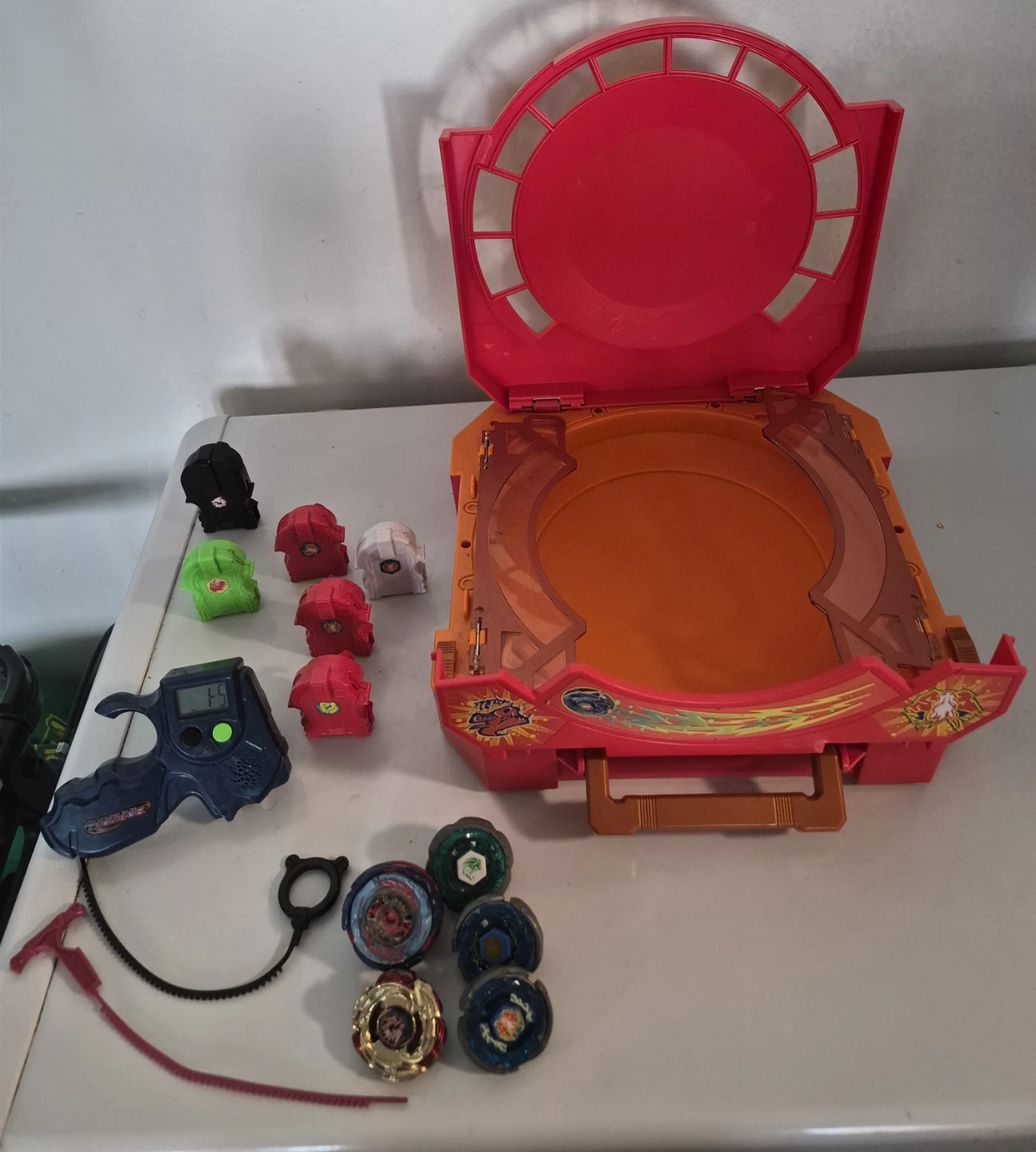 Beyblade metal fusion stand + beyblades and launchers