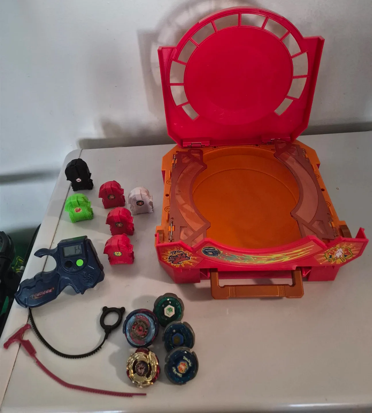 Beyblade metal fusion stand + beyblades and launchers