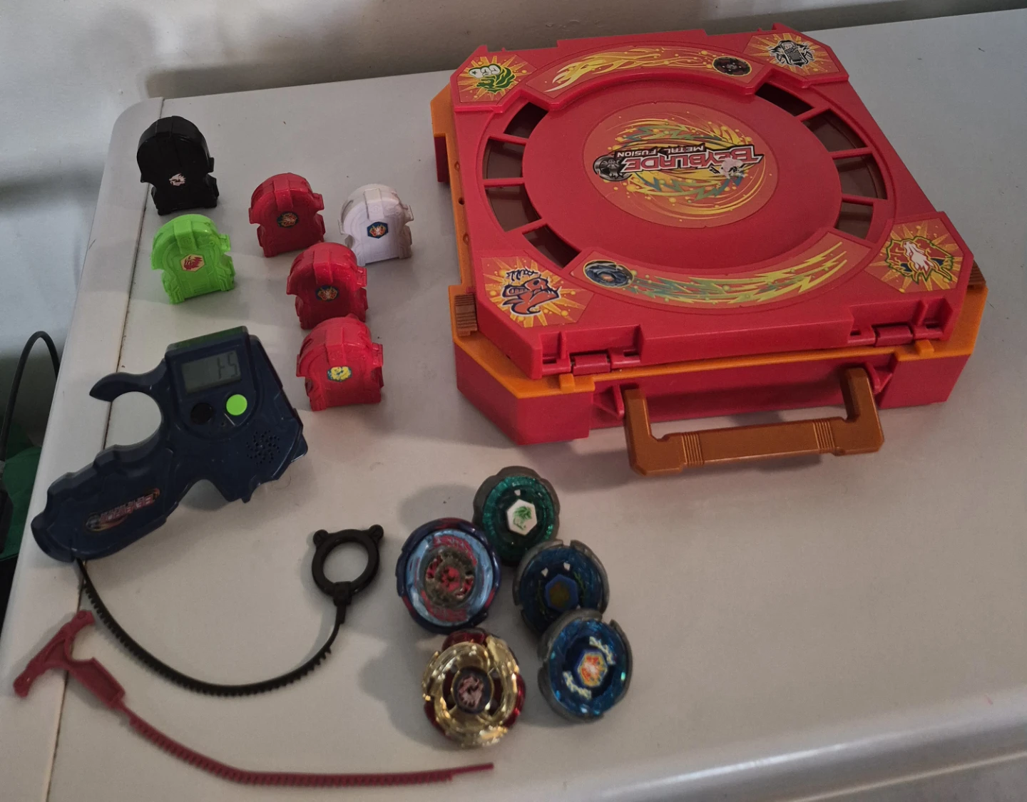 Beyblade metal fusion stand + beyblades and launchers - photo 2