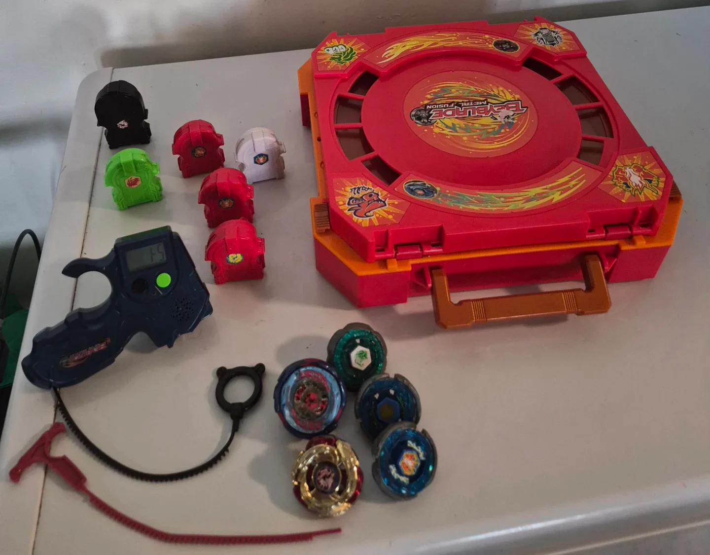 Beyblade metal fusion stand + beyblades and launchers - photo 2